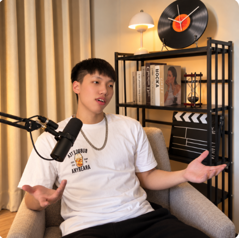 鹿川在 Podcast 錄音室分享