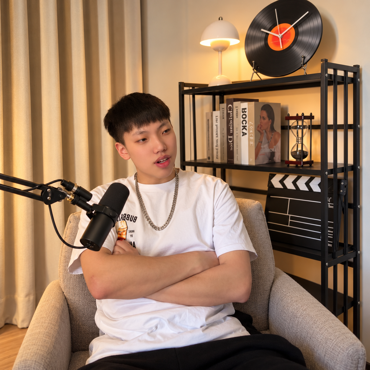 鹿川在 Podcast 錄音室中分享