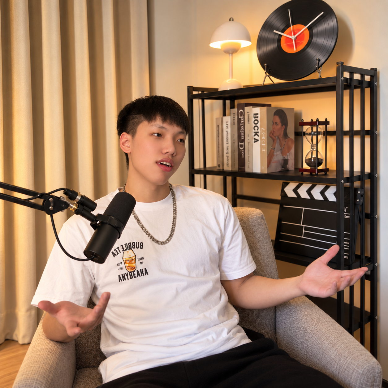 鹿川在 Podcast 錄音室中對談